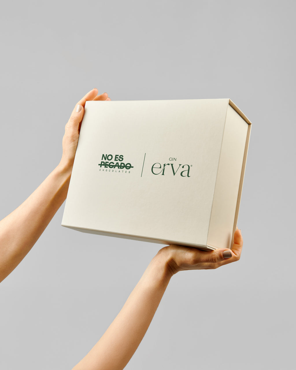 Caja de regalo Premium | Gin y Avellanas bañadas en Chocolate