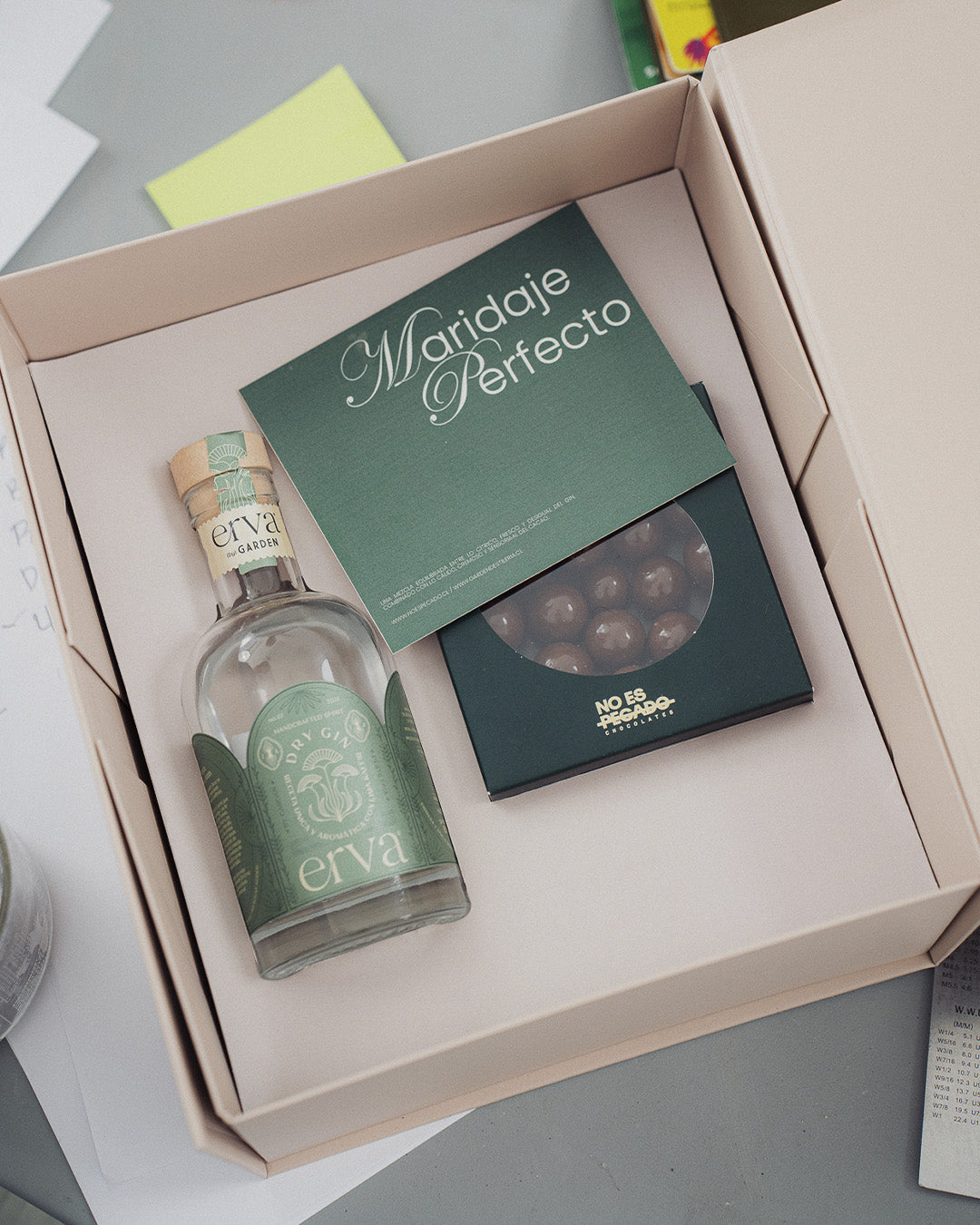 Caja de regalo Premium | Gin y Avellanas bañadas en Chocolate